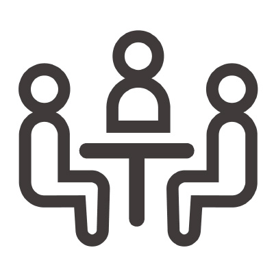 テーブルを囲む